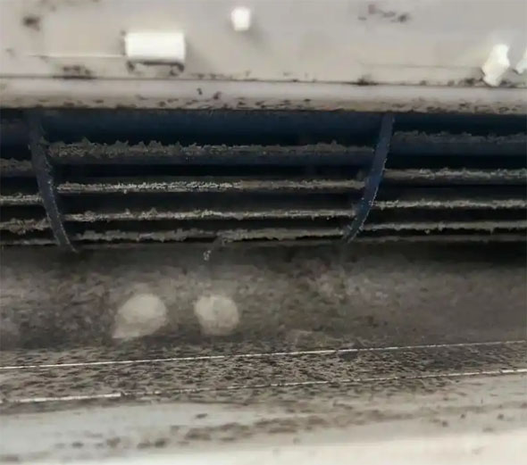 江州空调吹的风有股烧焦味是怎么回事